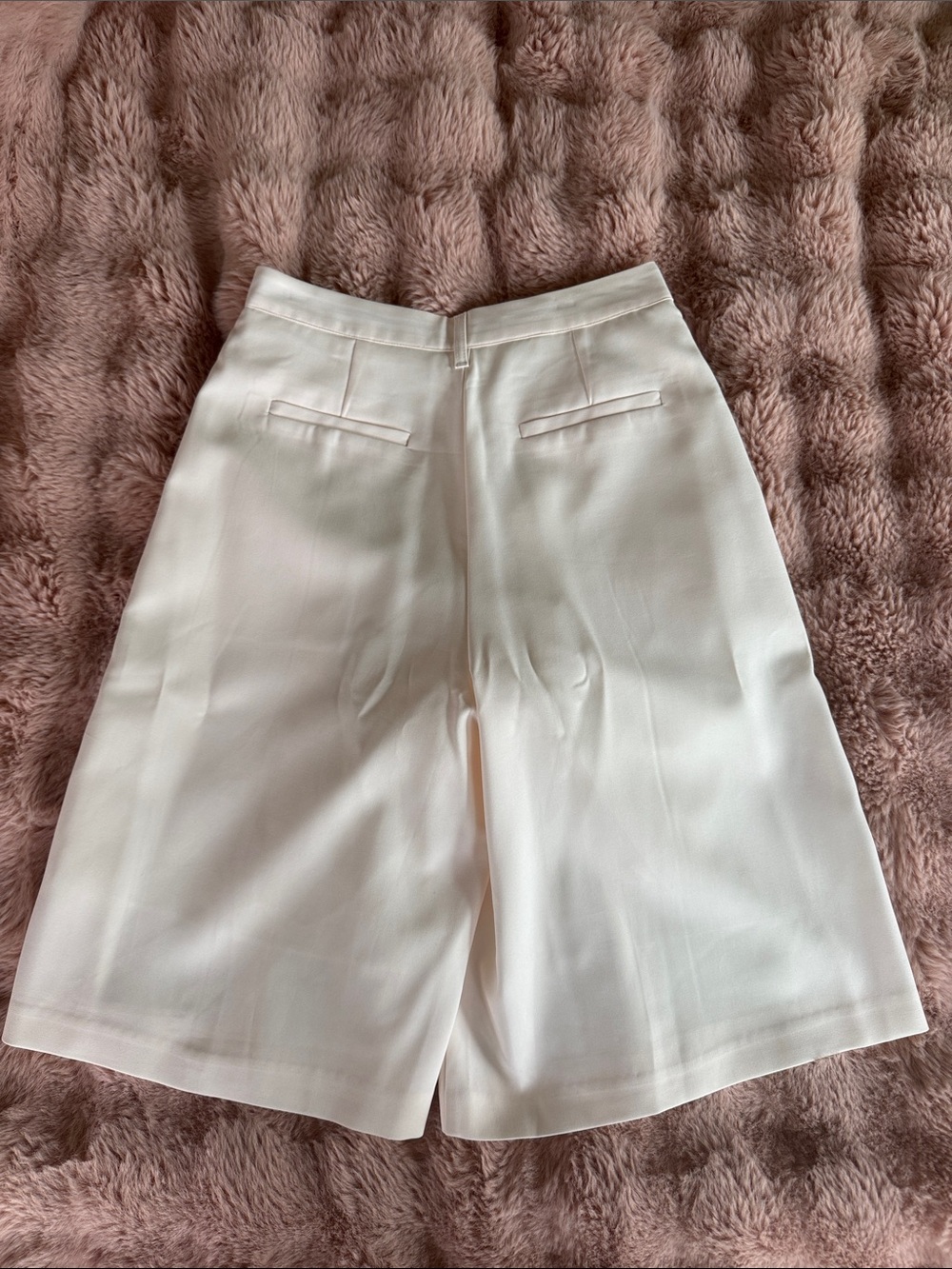 The Frankie Shop Cream Wide-Leg Bermuda Shorts - Picture 2 of 3